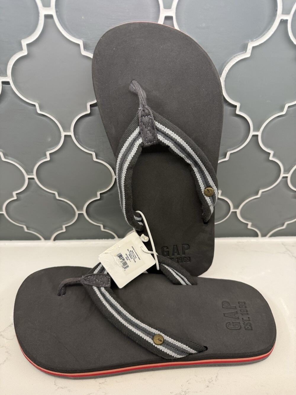 GAP men Beach Sandals flip flops medium Size 8 rubber textile grey white NWT